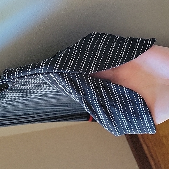 Short Sleeve Liz Claiborne Top - Picture 4 of 5